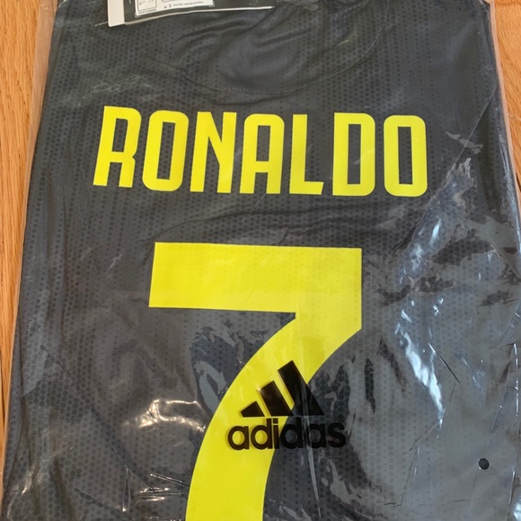 Cristiano Ronaldo Juventus 3rd jersey - Picture 3 of 7